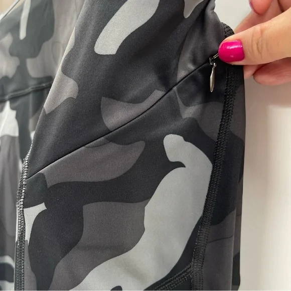 Athleta Black Gray Camo Contender Cropped Legging Size SP - Picture 4 of 11